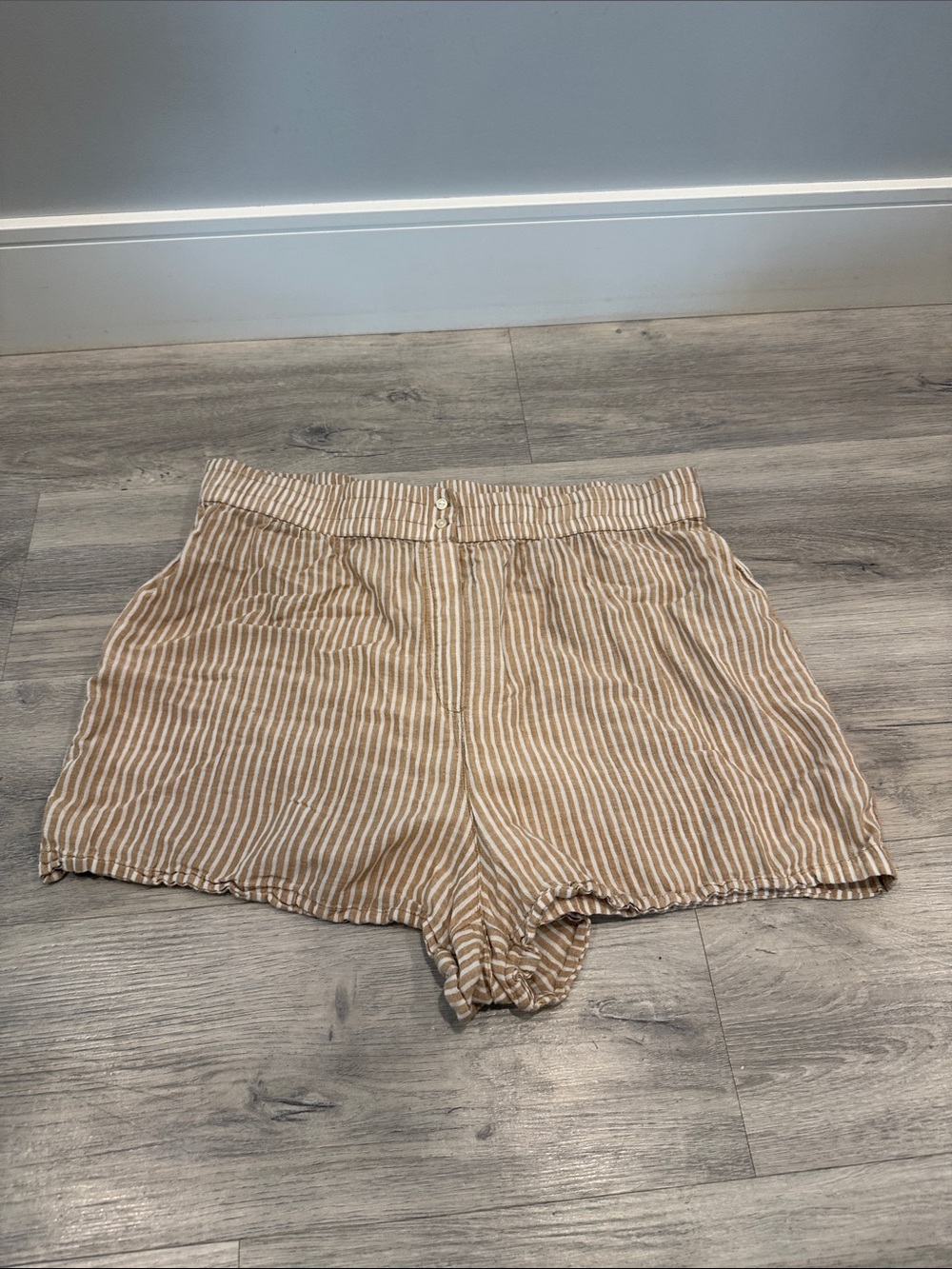 GAP BODY Striped Tan and White Women's Shorts size 8